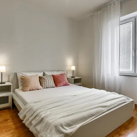 Lrs 2 In The Centar Of *